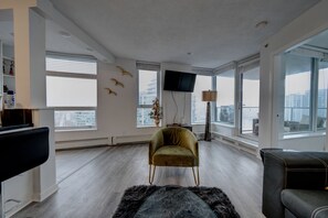 TV - 2bdrm DT condo w/ king bed, view, steps away from train/arena (Vancouver)