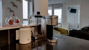 Interior - 2bdrm DT condo w/ king bed, view, steps away from train/arena (Vancouver)