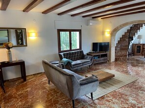 Fireplace, DVD player, stereo - Villa 'Casa Pera' with Sea View, Pool, Wi-Fi, Garden & Terrace (Jávea)