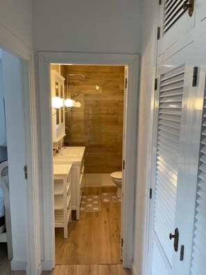 Douche, séchoir à cheveux, serviettes fournies
