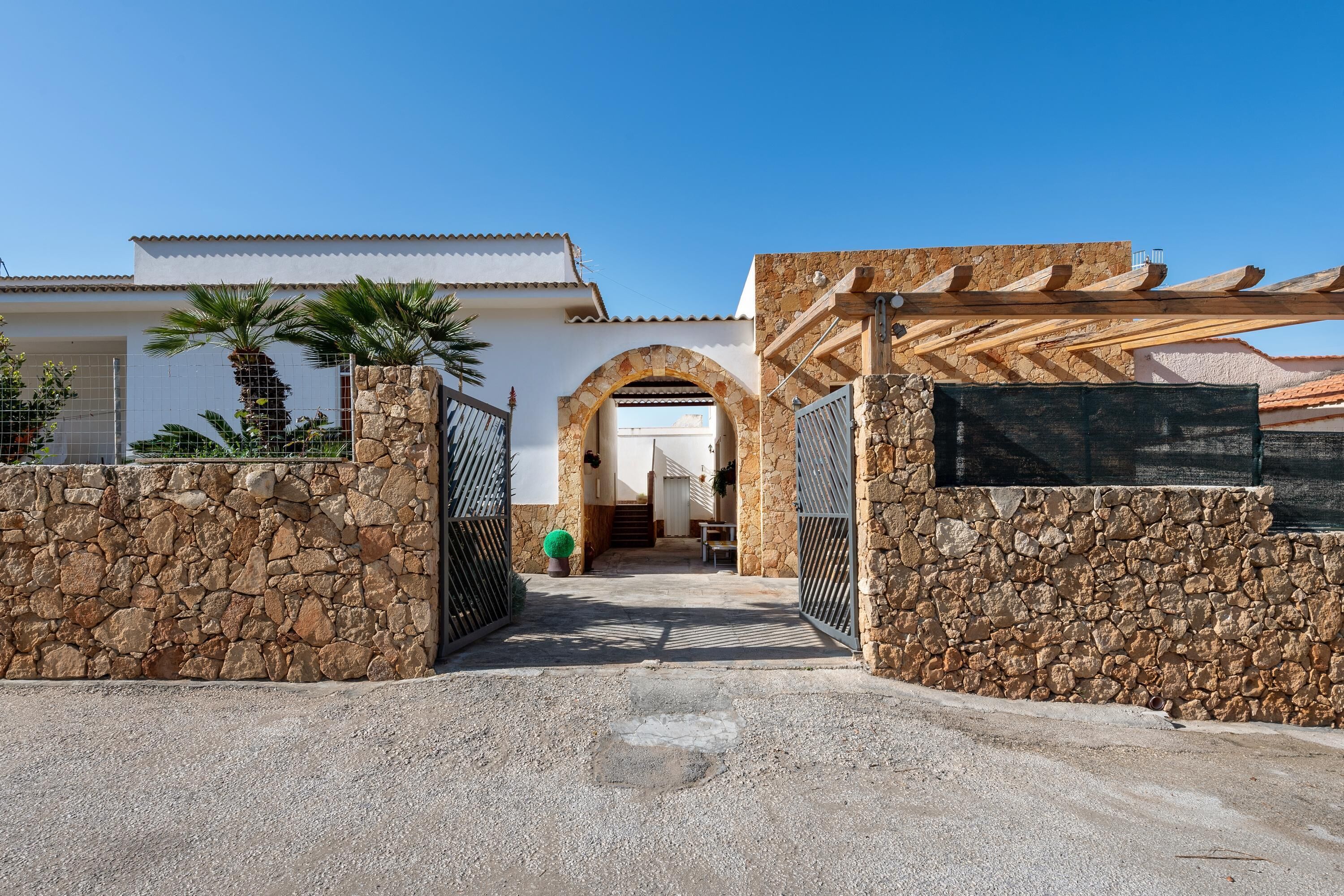 Holiday Home "Dolce Tramonto" Near Beach with Mountain View, Garden & Wi-Fi