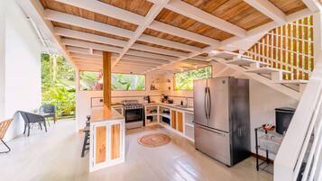 Refrigerador, horno, parrilla de estufa y cafetera y tetera