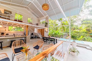Outdoor dining - Casa Freya - Spacious new jungle villa, pool & AC (Puerto Viejo de Talamanca)