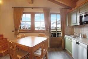 Kühlschrank, Mikrowelle, Herdplatte, Geschirrspüler