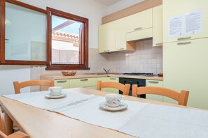 Geladeira, fogão, cooktop, cafeteira/chaleira