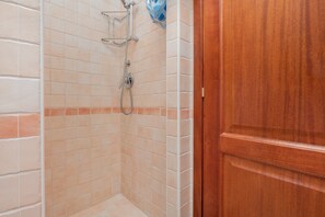 Dusche, kostenlose Toilettenartikel, Haartrockner, Handtücher