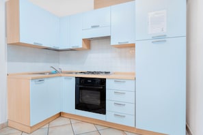 Frigorifero, forno, piano cottura, macchina per tè/caffè