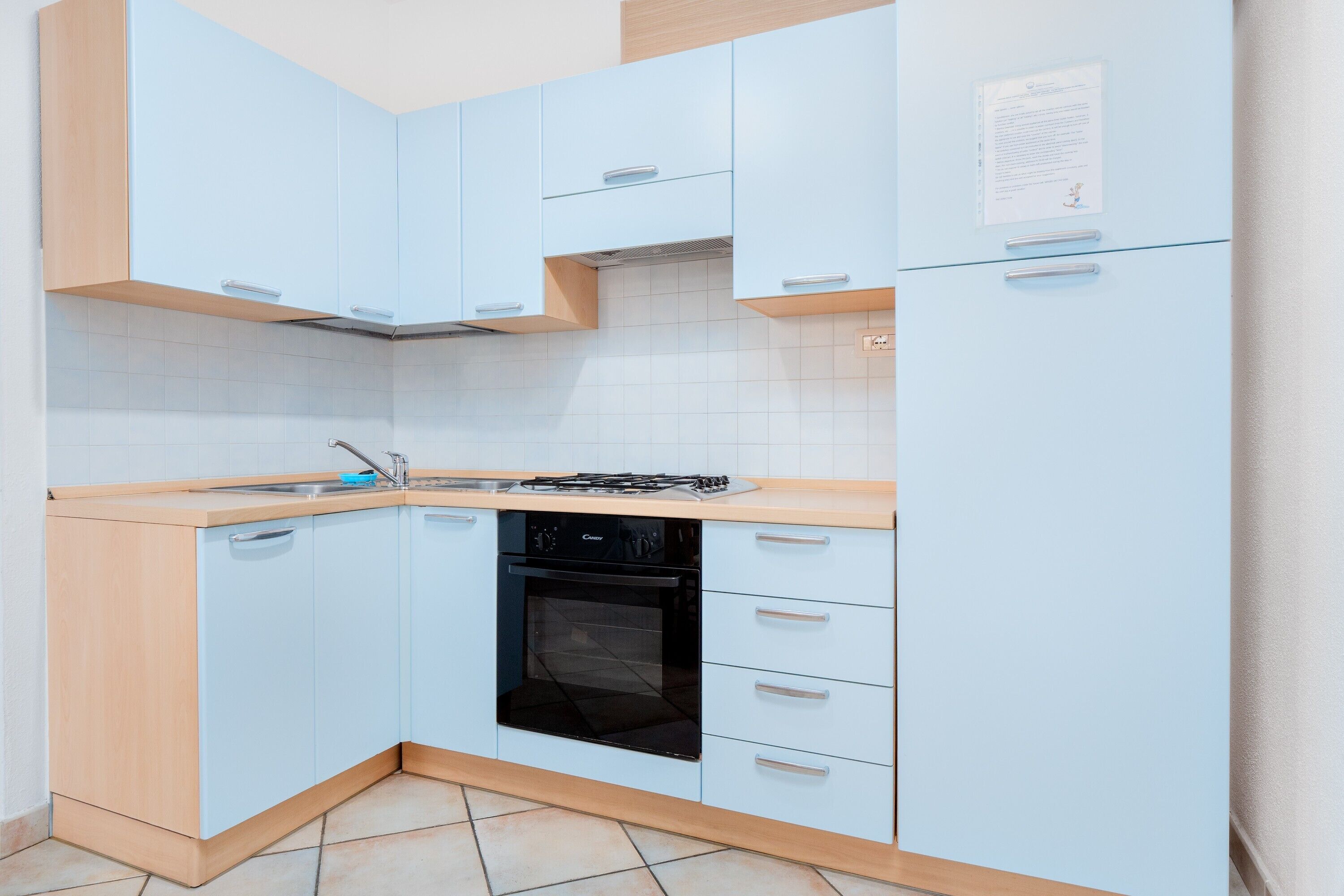 Refrigerador, horno, parrilla de estufa y cafetera y tetera 