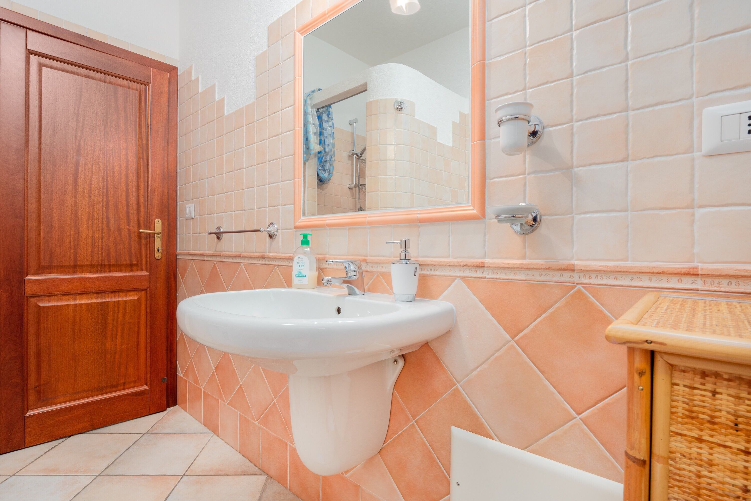 Een douche, gratis toiletartikelen, een haardroger