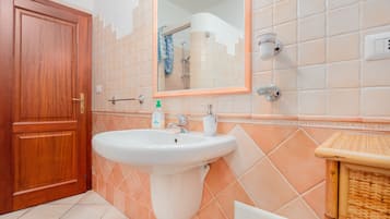 Een douche, gratis toiletartikelen, een haardroger