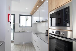 Geladeira, micro-ondas, fogão, cooktop