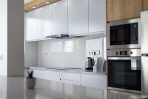 Kühlschrank, Mikrowelle, Ofen, Herdplatte