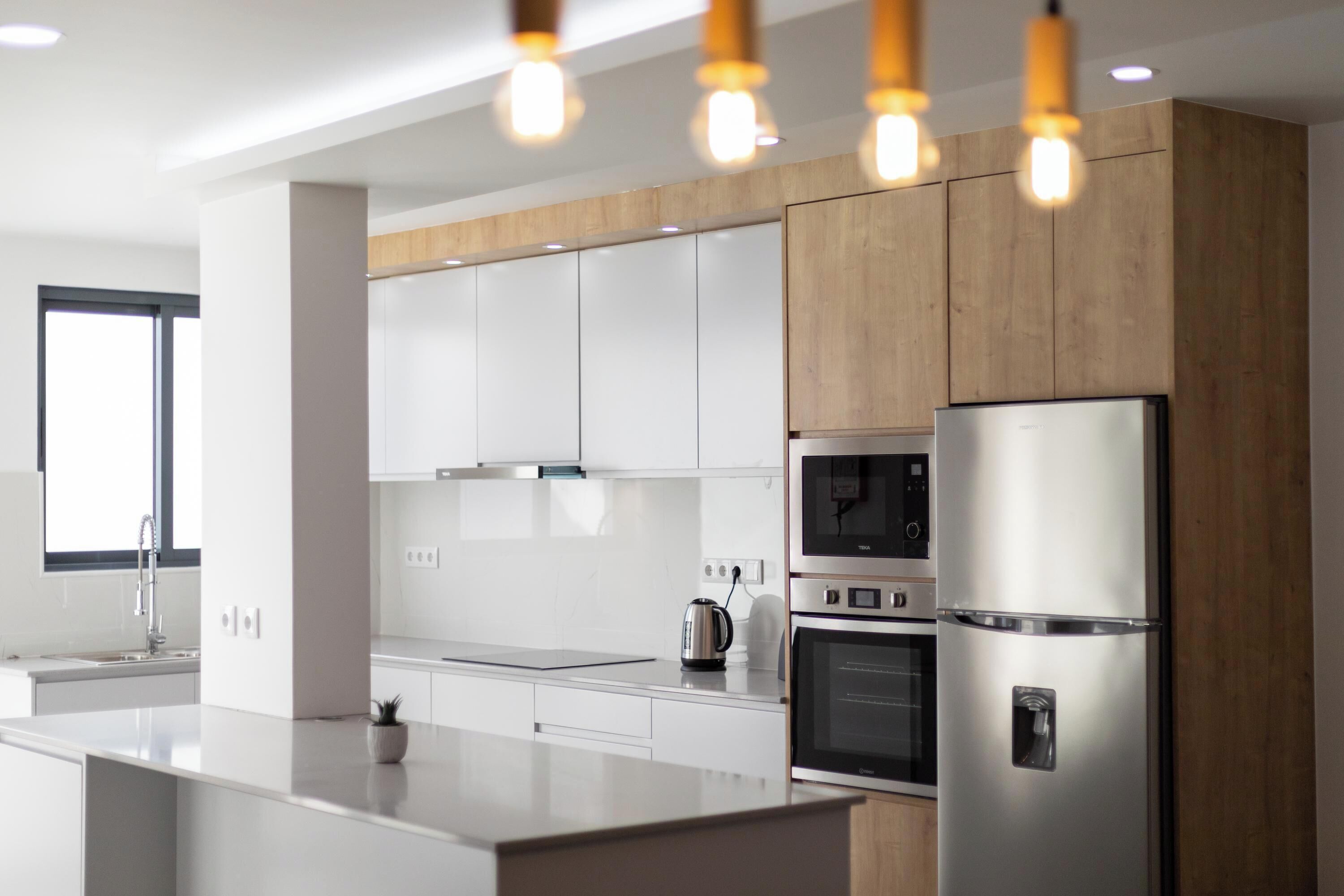 Kühlschrank, Mikrowelle, Ofen, Herdplatte