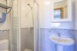 Bathtub, hair dryer, towels