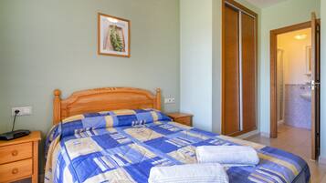 2 quartos, ferros/tábuas de passar roupa, roupa de cama