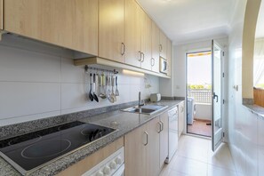 Frigorífico, microondas, horno y placa de cocina