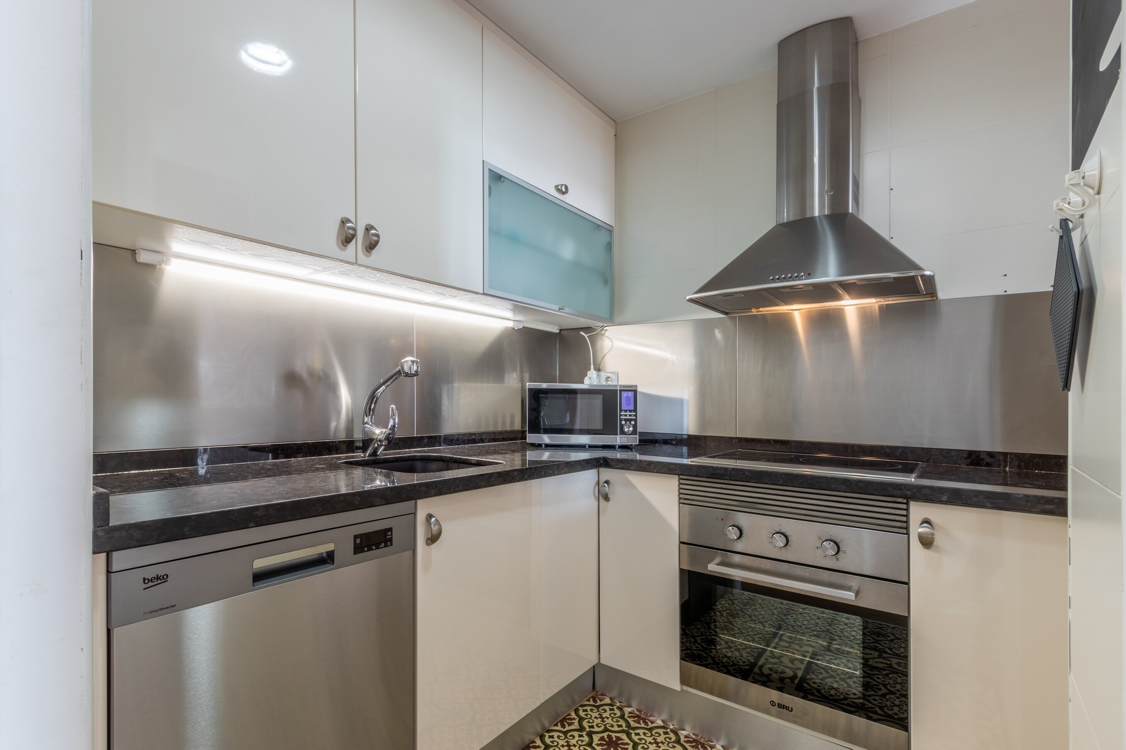 Réfrigérateur, micro-ondes, four, plaque de cuisson