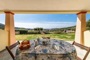 Outdoor dining - Holiday Home 'Casa Panoramica a Chia' with Sea View, Balcony, Garden (Domus De Maria)