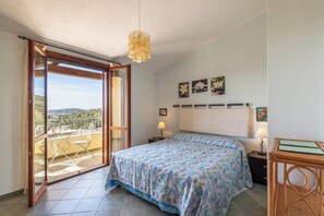 3 bedrooms, free WiFi, bed sheets - Holiday Home 'Casa Panoramica a Chia' with Sea View, Balcony, Garden (Domus De Maria)