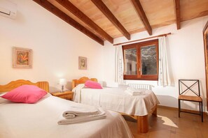 3 bedrooms, iron/ironing board, free WiFi, bed sheets