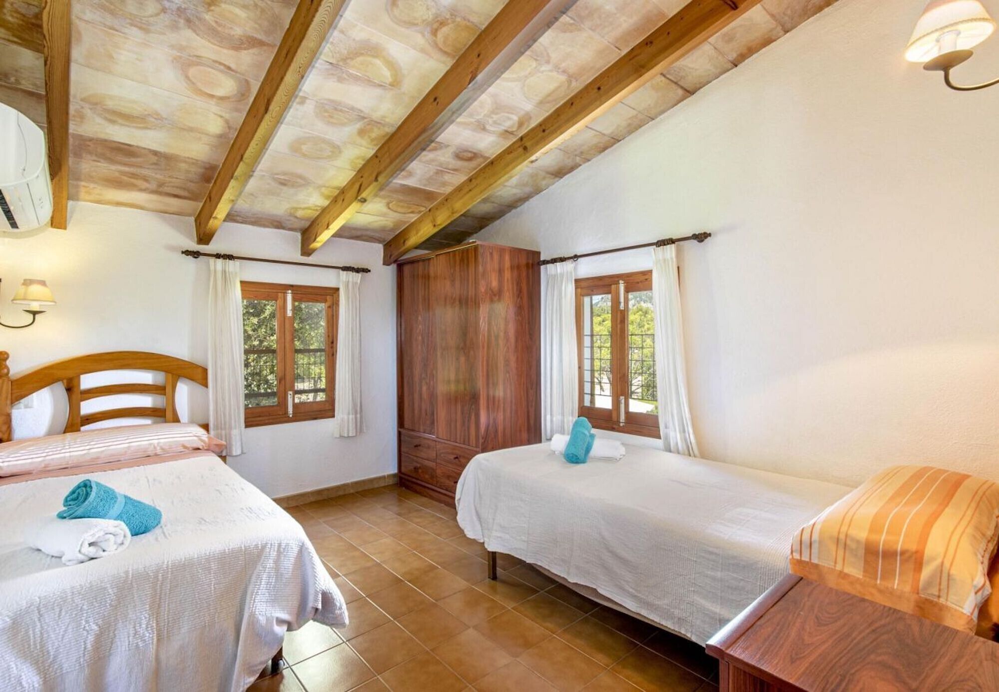 2 slaapkamers, een strijkplank/strijkijzer, gratis wifi, beddengoed