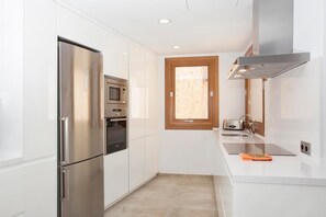 Fridge, microwave, oven, stovetop - Holiday Home 'Casa Sant Sebastia' close to City Centre with Pool & Wi-Fi (Pollenca)