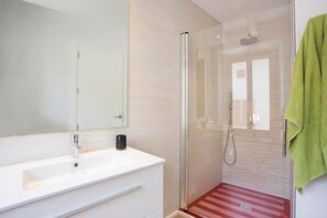 Bathtub, towels - Holiday Home 'Casa Sant Sebastia' close to City Centre with Pool & Wi-Fi (Pollenca)
