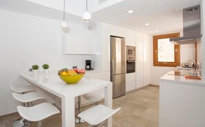 Fridge, microwave, oven, stovetop - Holiday Home 'Casa Sant Sebastia' close to City Centre with Pool & Wi-Fi (Pollenca)
