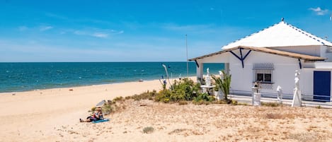 Una spiaggia nelle vicinanze