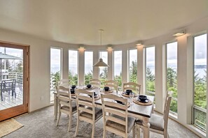 Dining - Unique Port Ludlow Home w/ 3 Decks & Hot Tub! (Port Ludlow)