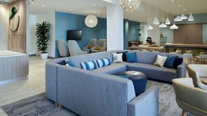 Ein modernes Wohnzimmer mit einem Ecksofa, einem Essbereich und einer Küche.