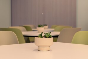 بوفيه فطور مجانًا يوميًا