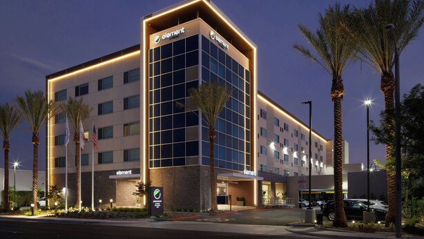 Ein Hotel mit modernem Design, das ein gut sichtbares 'element'-Schild an der Fassade zeigt.