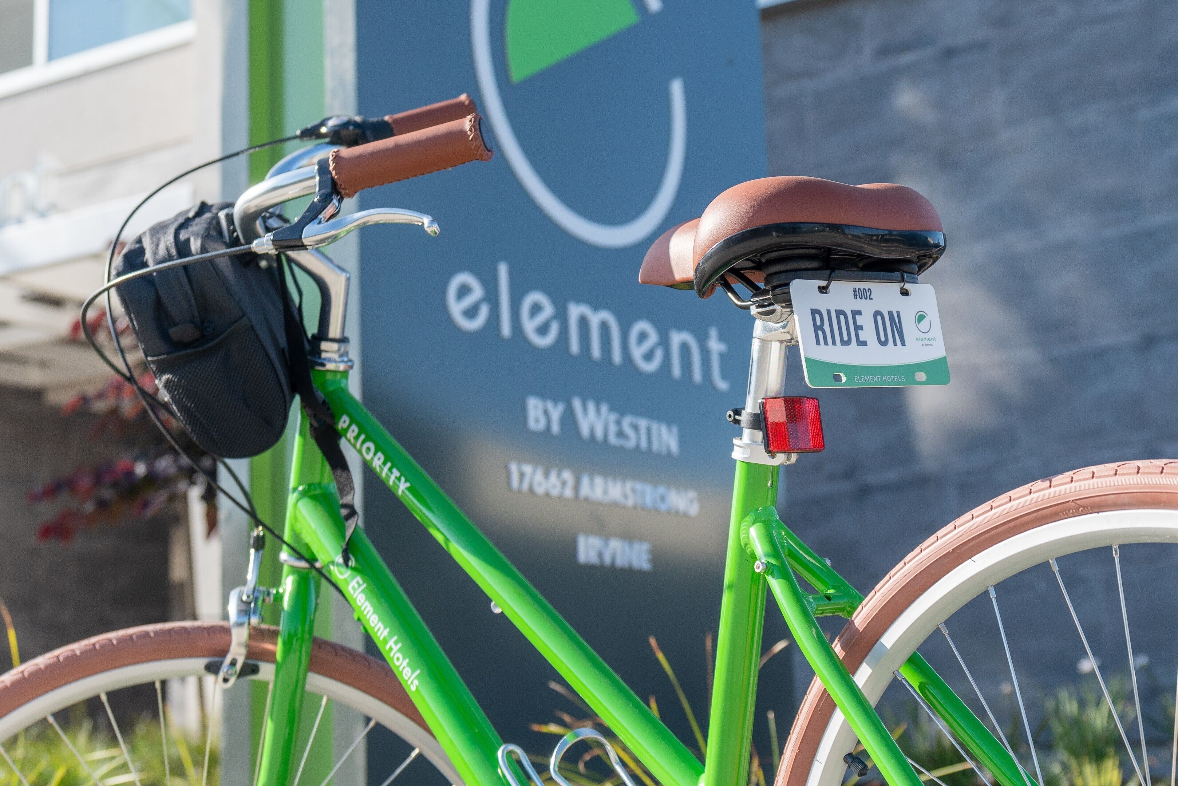 Un vélo vert équipé d’un porte-bagages à l’arrière et d’une plaque d’immatriculation sur laquelle on peut lire « RIDE ON » suivi d’un numéro.