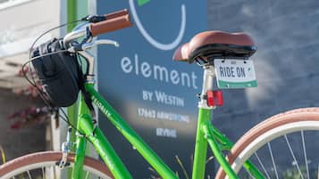 Un vélo vert équipé d’un porte-bagages à l’arrière et d’une plaque d’immatriculation sur laquelle on peut lire « RIDE ON » suivi d’un numéro.