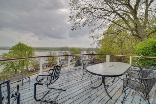 Watch the Sunrise at this Quaint Lake-View Cottage