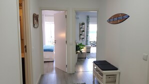 En gang med en seng, en bænk og en plante.