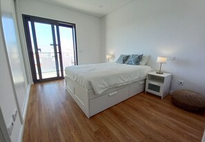 3 slaapkamers, een strijkplank/strijkijzer, gratis wifi, beddengoed