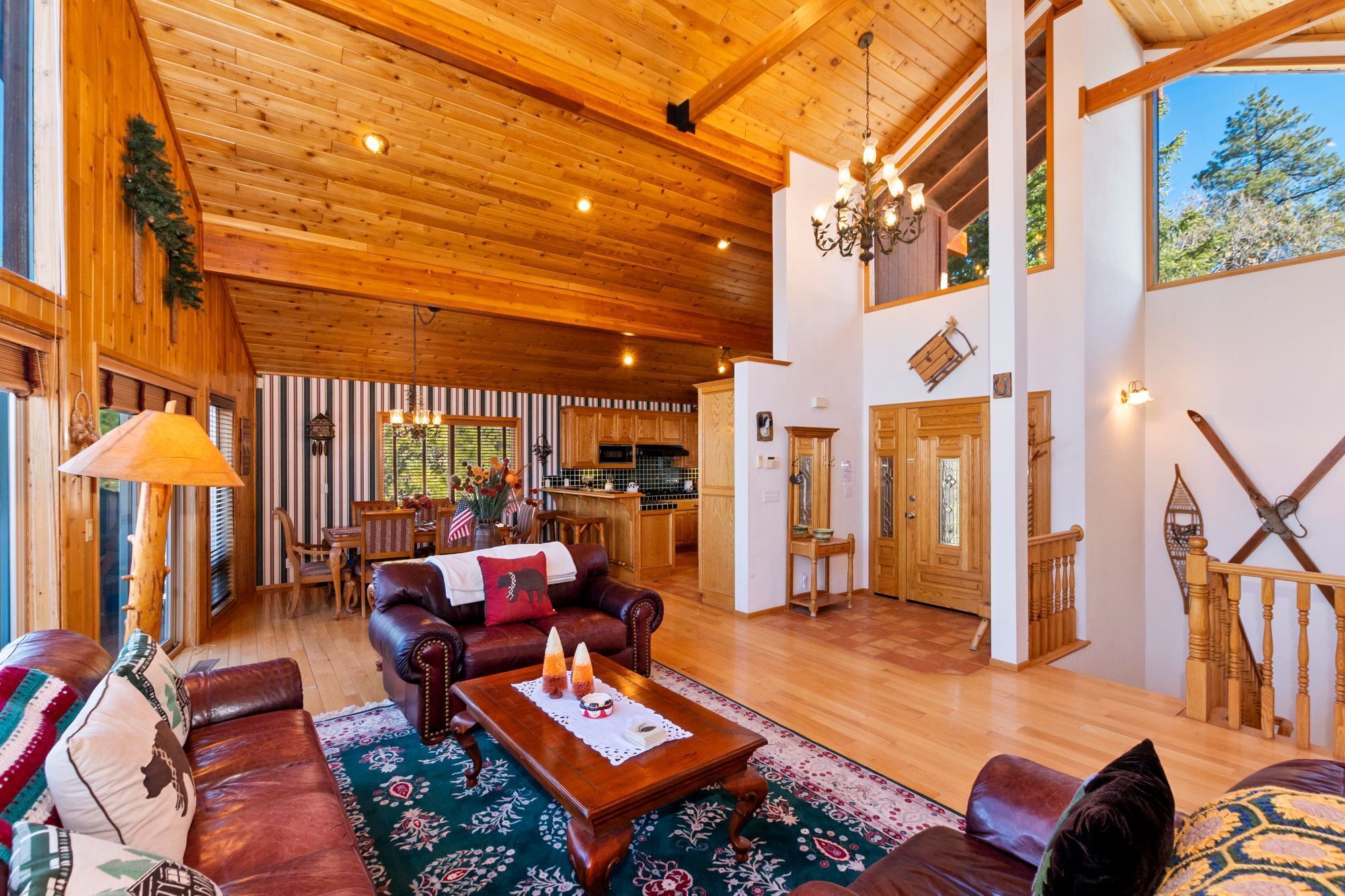 Moonridge Manor by Destination Big Bear: Near Bear Mountain Resort! Ski Slope Views!