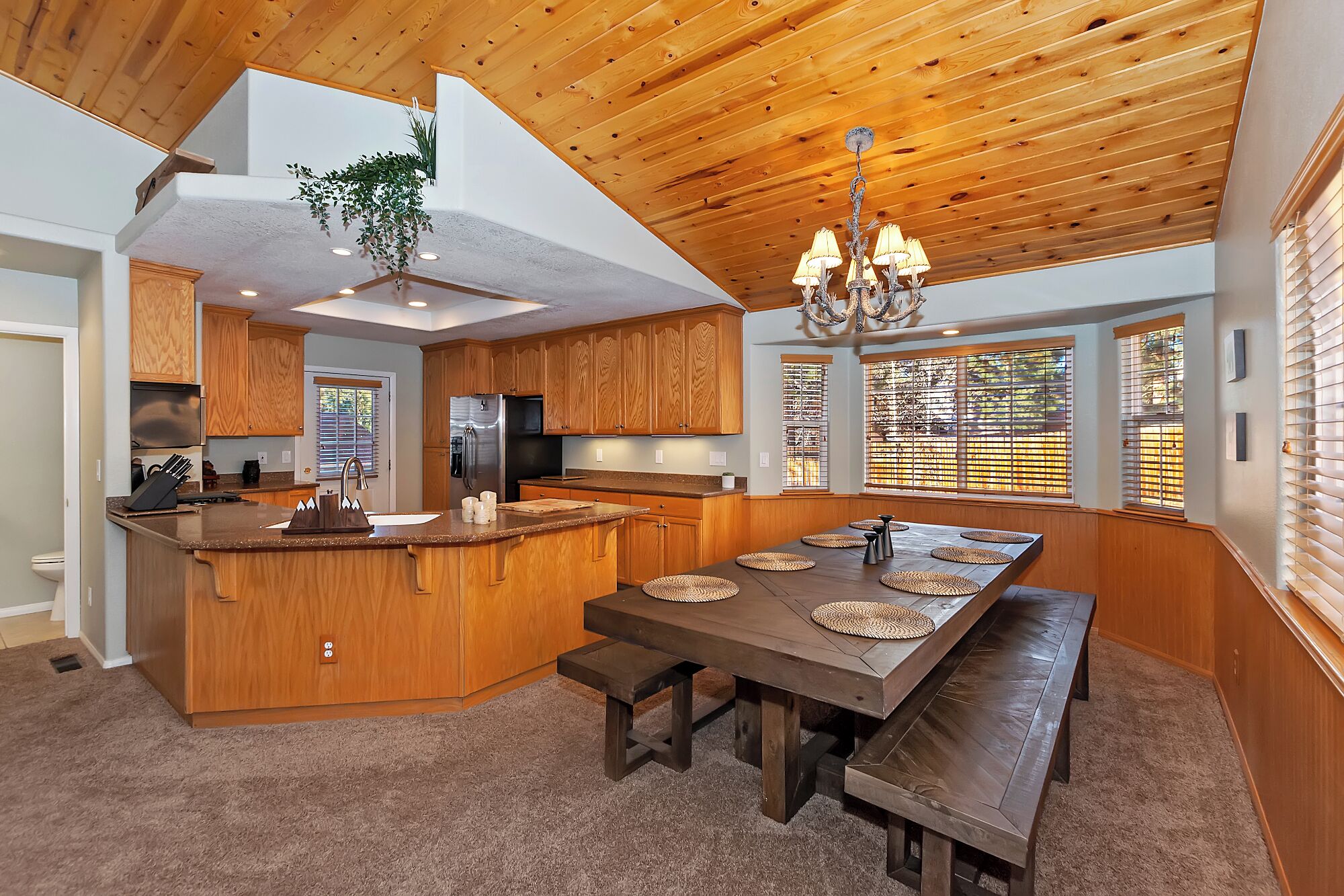 Gold Mountain Cabin by Destination Big Bear: Updated Log Home! En Suite Jacuzzi Tub! Mountain Views! Outdoor Spa!