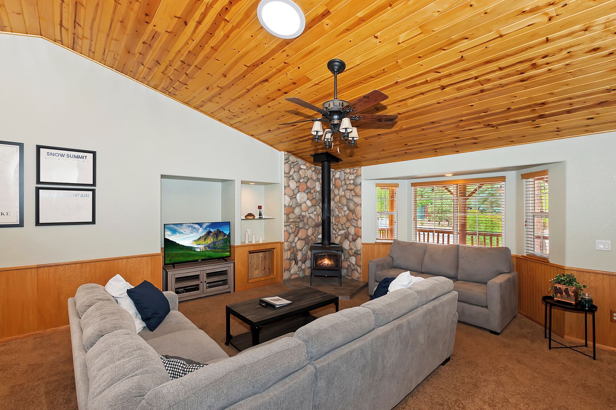 Gold Mountain Cabin by Destination Big Bear: Updated Log Home! En Suite Jacuzzi Tub! Mountain Views! Outdoor Spa!
