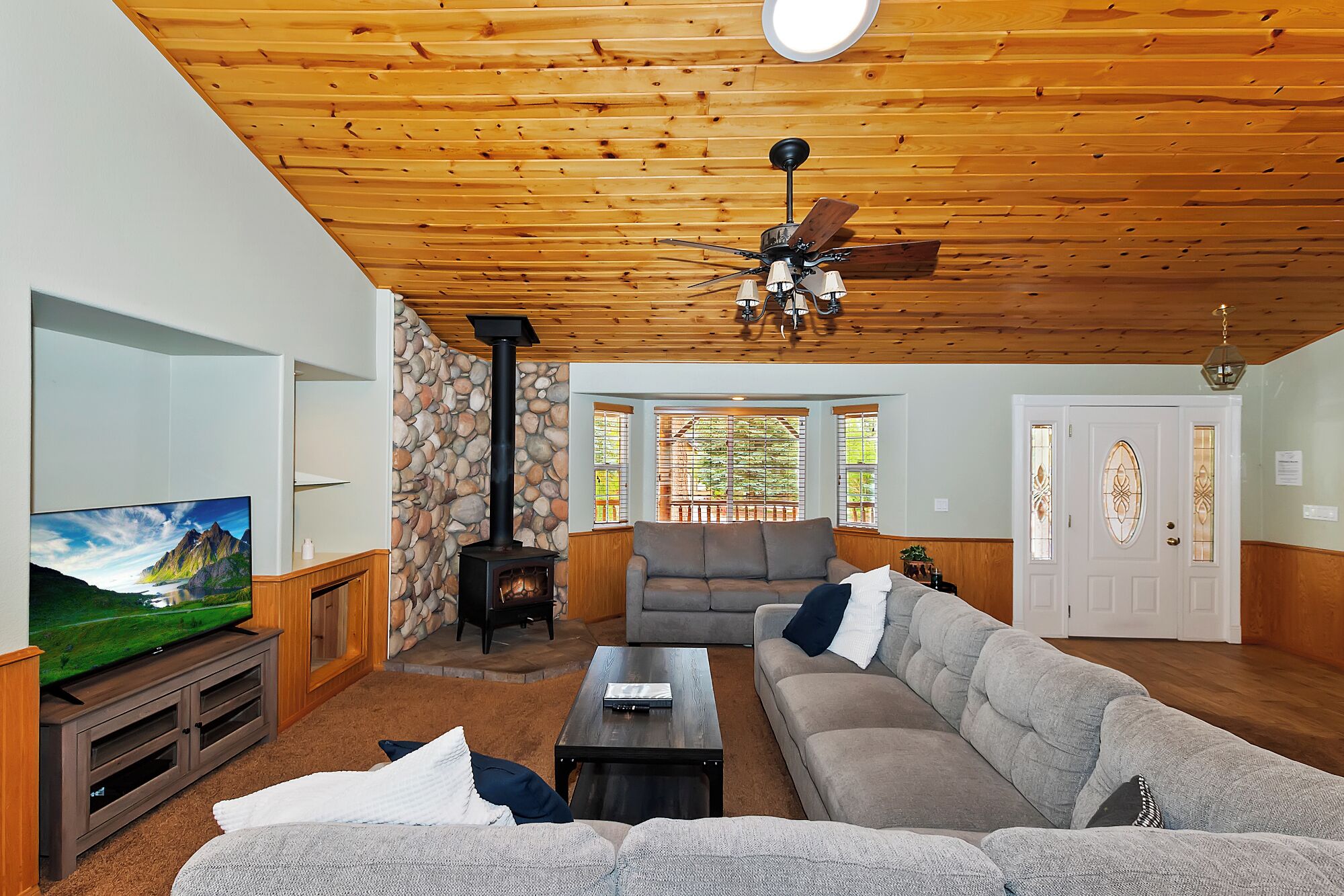 Gold Mountain Cabin by Destination Big Bear: Updated Log Home! En Suite Jacuzzi Tub! Mountain Views! Outdoor Spa!