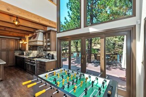 Fridge, microwave, oven, stovetop - Yosemite Ridge by Destination Big Bear: Breathtaking Ski Slope Views in Upper Moonridge! Pet friendly! Arcade Games! Foosball! (Big Bear Lake)