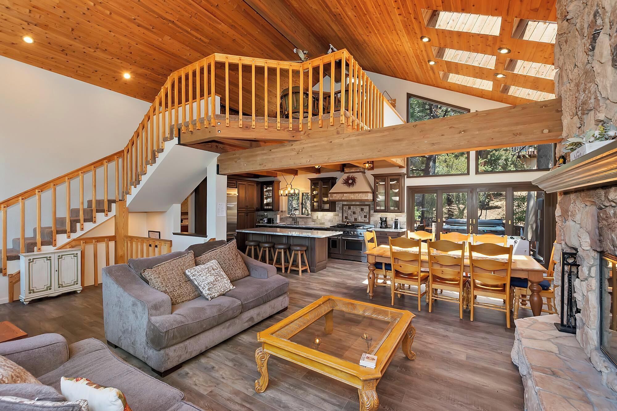 Fernseher, Kamin, Tischfußball