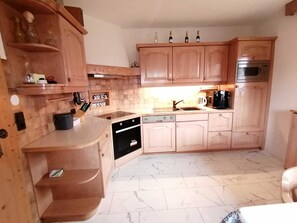 Kühlschrank, Mikrowelle, Ofen, Geschirrspüler