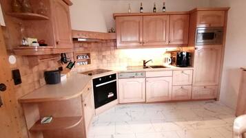 Kühlschrank, Mikrowelle, Ofen, Geschirrspüler