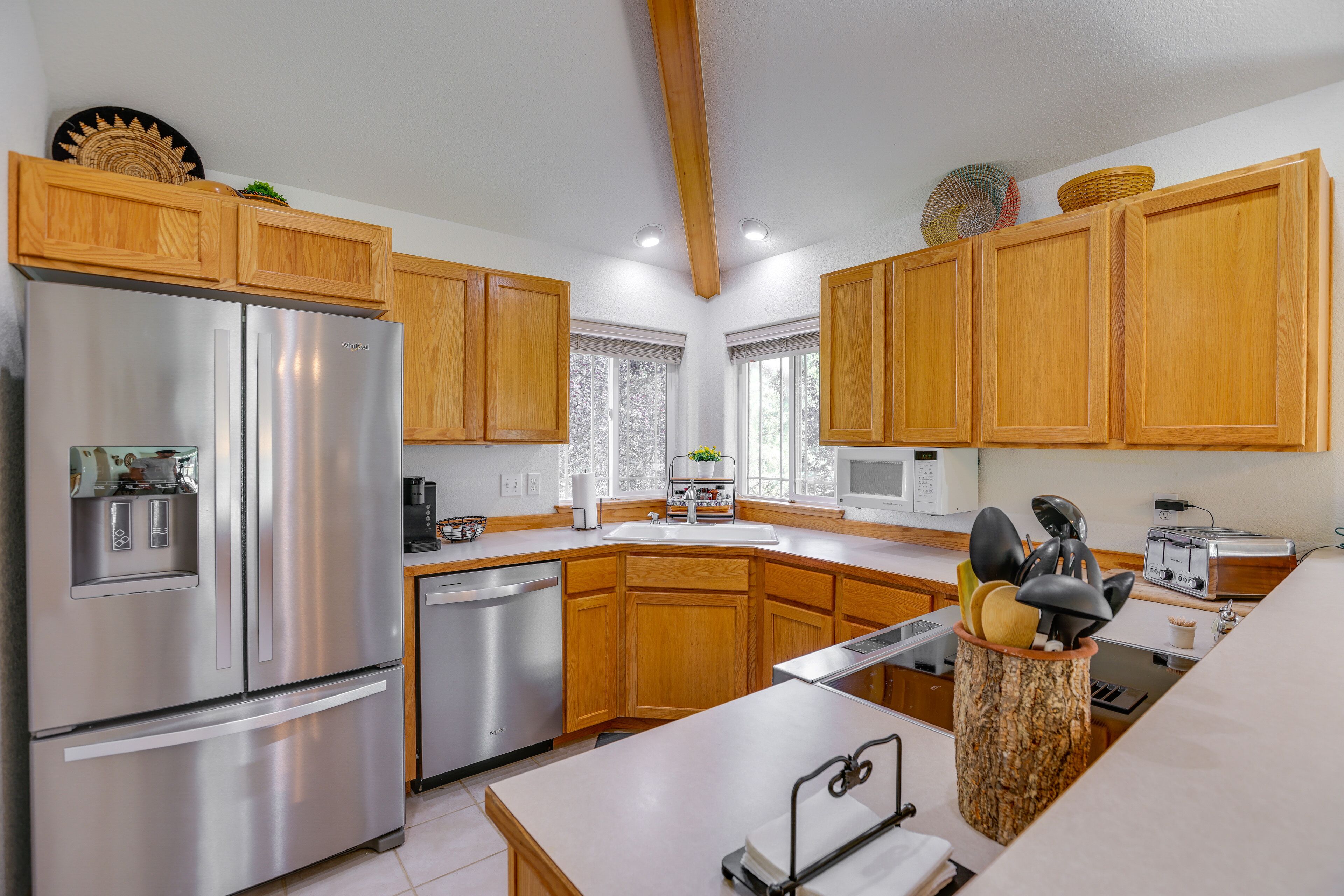 Idyllic Redmond Townhome w/ Furnished Deck!