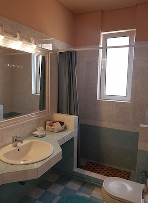 Comfort Apartment, 1 Bedroom | Bathroom | Shower, rainfall showerhead, hair dryer, towels - Glyfada's Cosy Apartments (Glyfada)