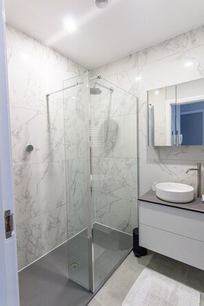 تجهيزات دش، مجففات شعر، مناشف، صابون