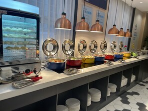 Daily self-service breakfast (CNY 38 per person)